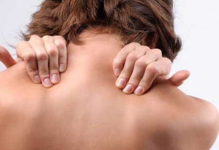One symptom of thoracic osteonecrosis is pain between the shoulder blades. 